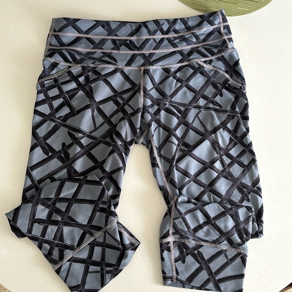 Athleta Crop Printed Athletic Leggings Size Small - Picture 3 of 12